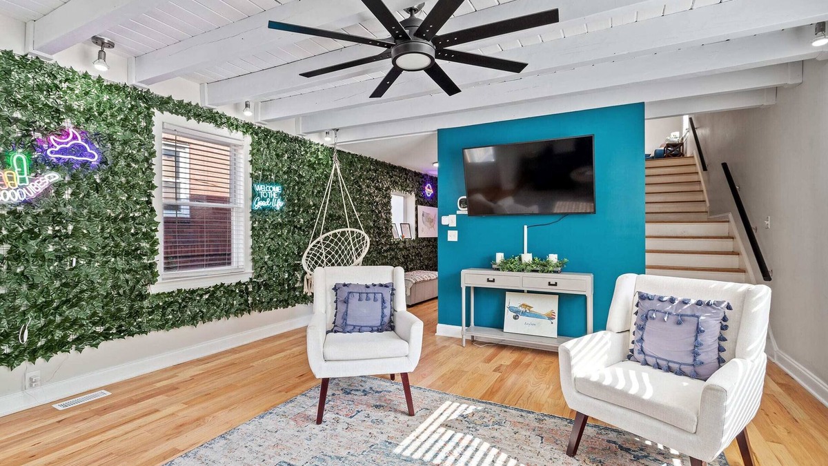 Downtown House | The Gathering House | Sleeps 15 + Games + Parking