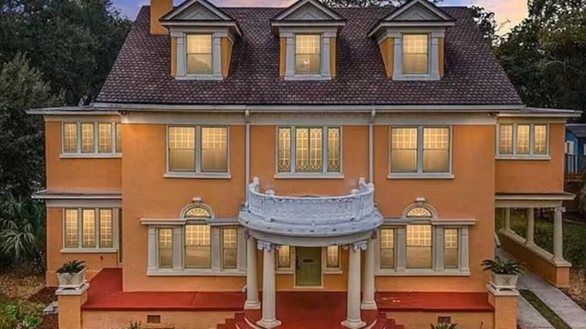 Duckpond House | The Gator Manor – 6 Bedrooms Walk to UF/Stadium