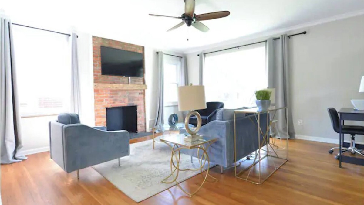 Grandview Heights Apartment | The Gatsby Hot Tub Patio King Bed Fast WiFi Near OSU and Victorian Village