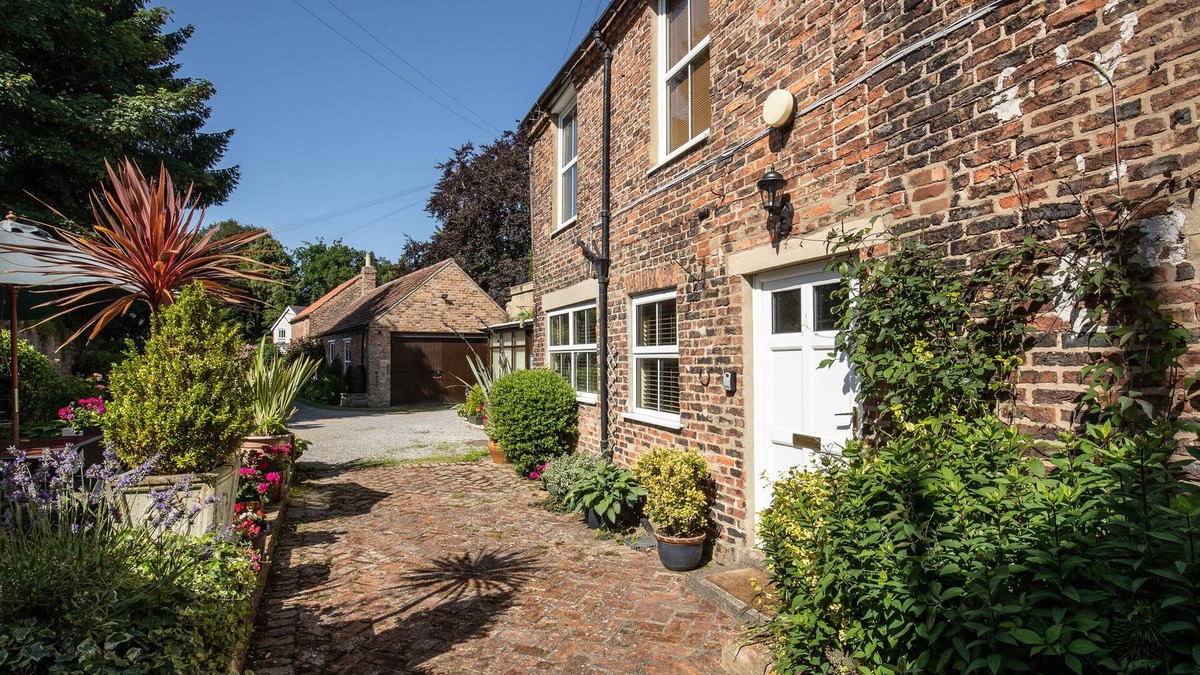 Bedale Cottage | THE GEORGIAN COTTAGE, pet friendly, with a garden in Bedale