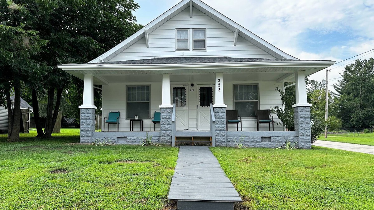 Lynnville House | THE GETAWAY-Charming 3 Bdrm 2 Bath, Sleeps 8-10 Lg Drive, WiFi, Tankless Water