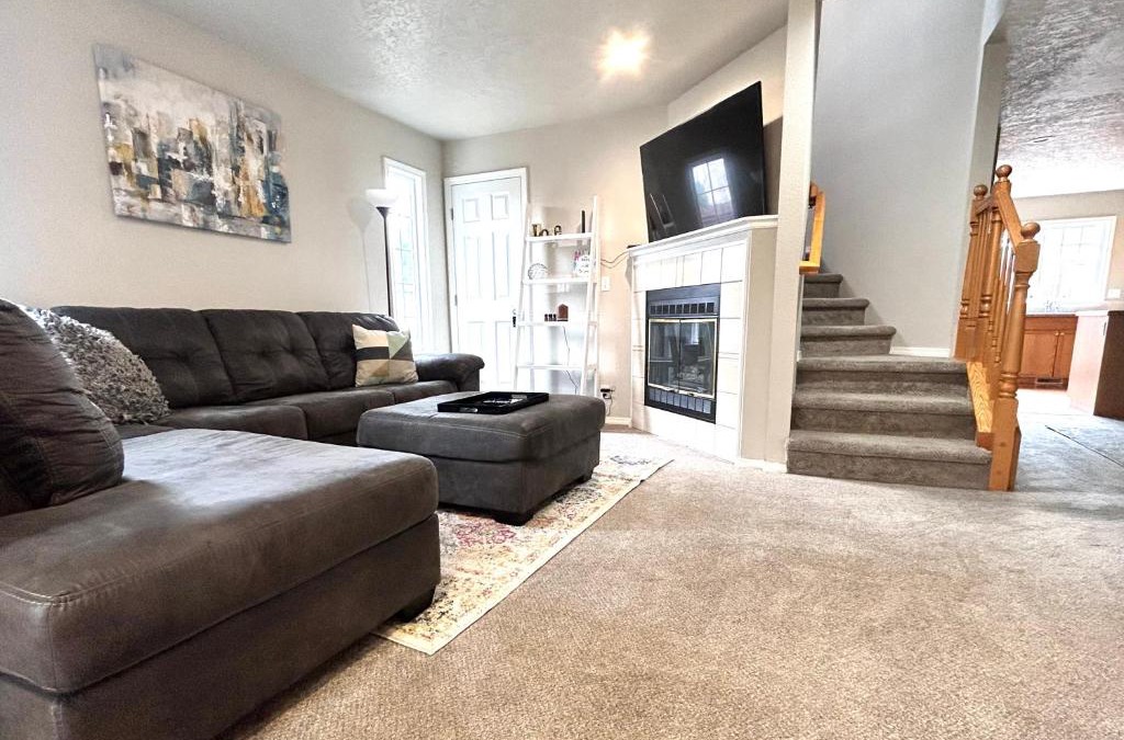 Southeast Boise House | The Getaway SE Boise Condo Across the street from Greenbelt, Bown Crossing and Boise River 3BD 3Bath, 4 beds! Lovely, Homey, Dining table seats 6