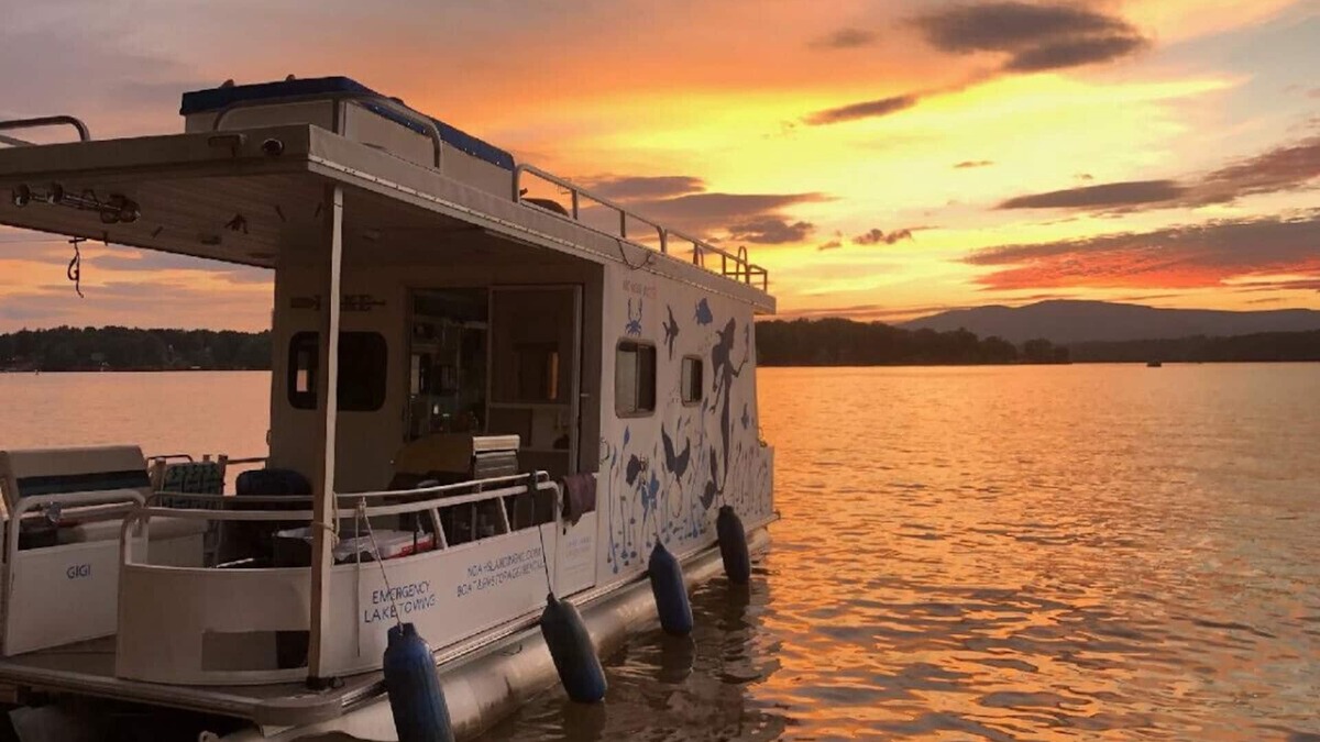 Nebo Boat Rental | The Gigi - A Mermaid Houseboat on Lake James