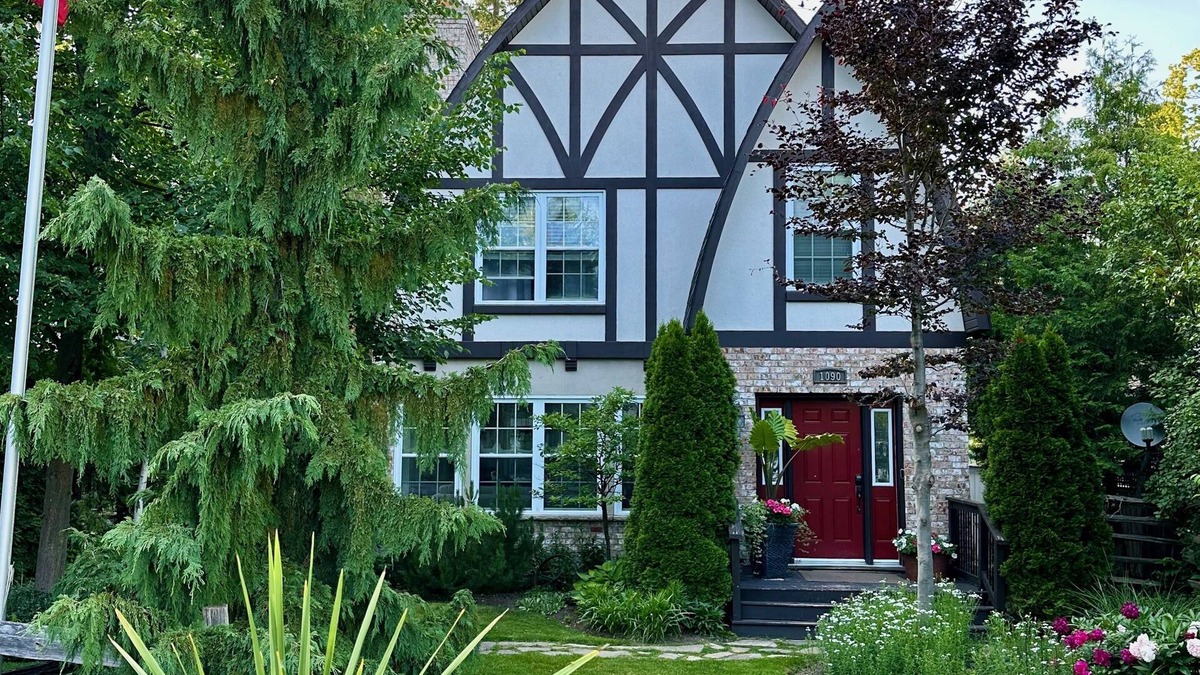 Innisfil House | The Gingerbread Guest House