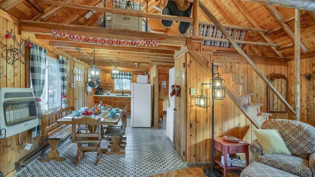 Albrightsville Cabin | The Gingerbread-Pocono cozy w/hot tub near lakes!