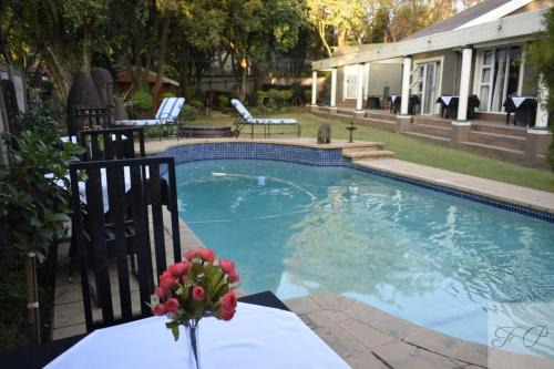 Waterkloof Glen House | The Giraffe Room at Frederick's Place