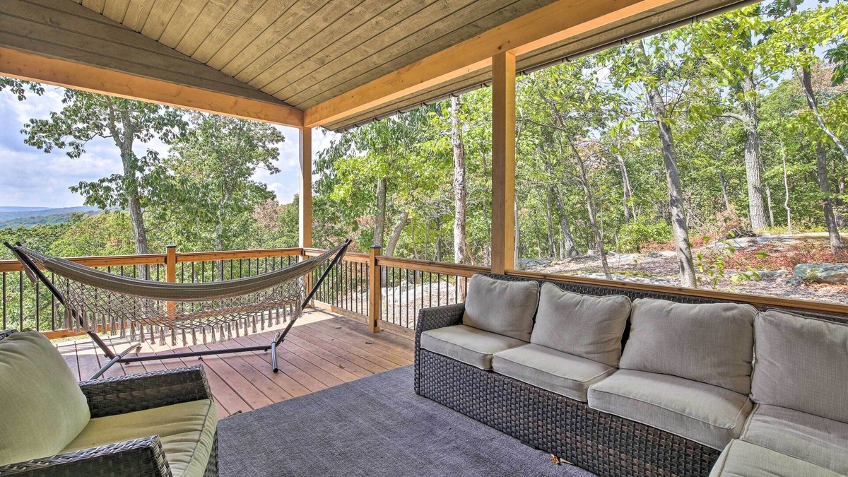 Garrison House | 'The Glabin’: Garrison Gem w/Deck & Fire Pit!