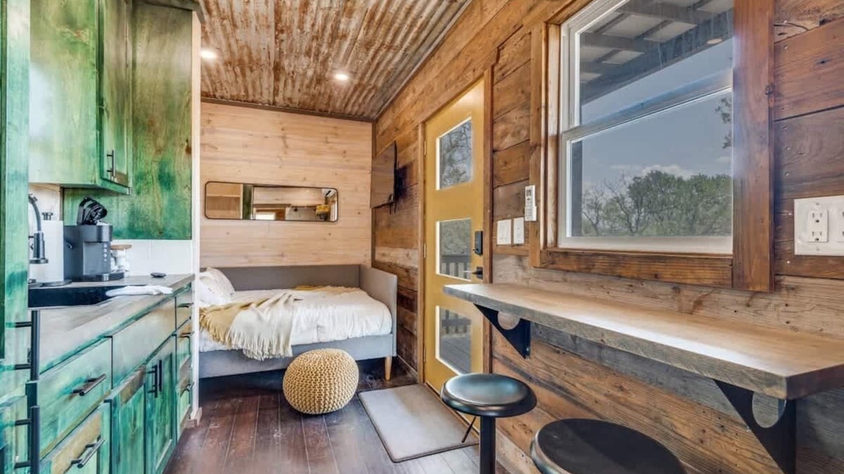 Burnet Apartment | The GlampBox. Lakefront, 20acres, Starlink Wifi!