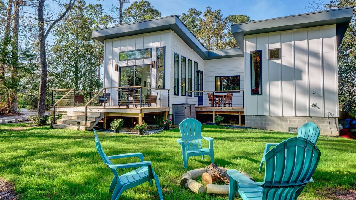 Ogden House | The Glass House-NEW LISTING! Surrounded by nature. Close to Beach