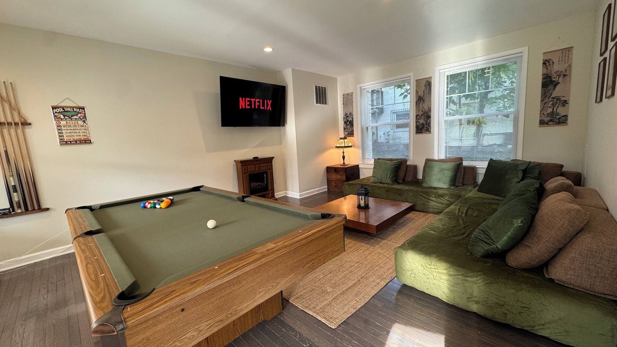 Nauck House | The Glebe House: Host 25, Arcade, Hot Tub, Speakeasy, Family & Friends Getaway