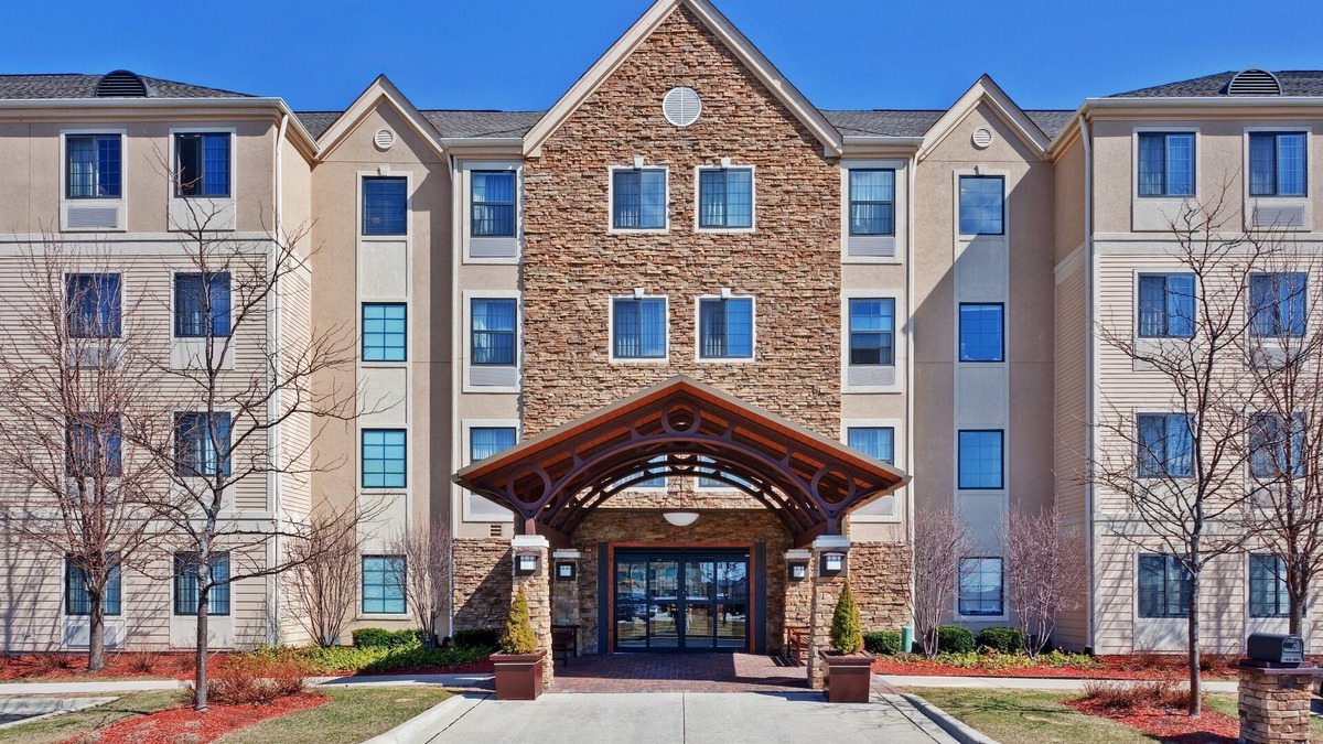 Glenview Condo | "The Glen" District Suite with A/C | Business Center + Heated Indoor Pool!