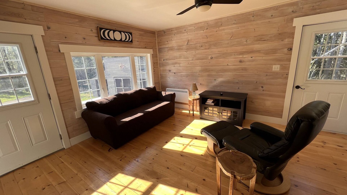 Lakeside Cottage | The Glowbug Cottage