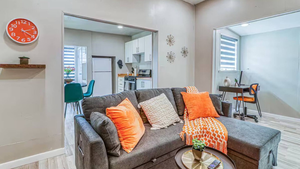 Pershing - Government Hill Cottage | The Golden Dusk Cottage