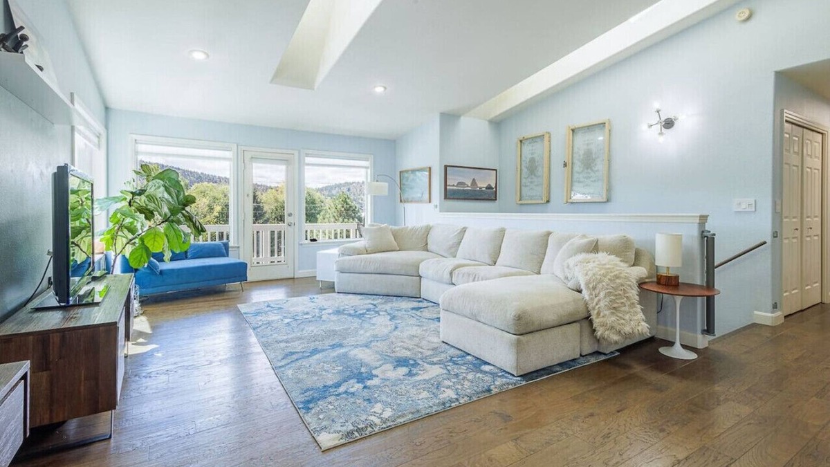 Altamont House | The Golden Hour On Klamath Lake