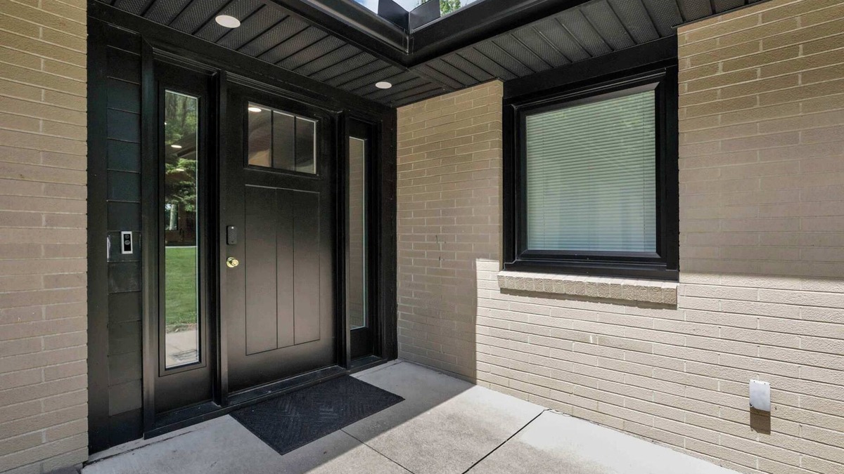 Newark House | The Golden Retreat | Dual Master Suites