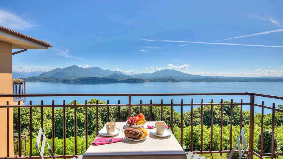 Carcioni Apartment | The Golden View, Belgirate, Italy