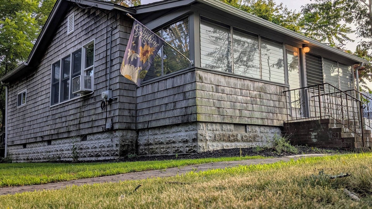 Mastic Beach House | “THE GOOSE” A Charming 2-bedroom bungalow with WiFi and AC in Mastic Beach.