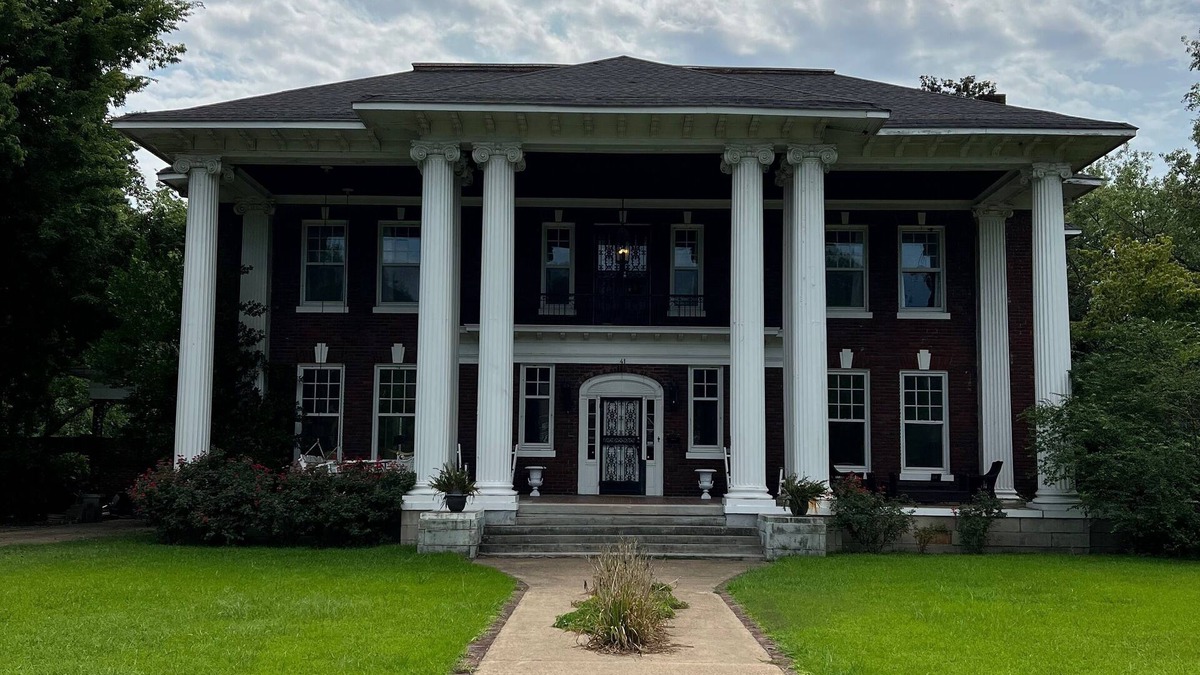 Clarksdale Villa | The Governors Mansion in Clarksdale Mississippi. A Step Back in Time