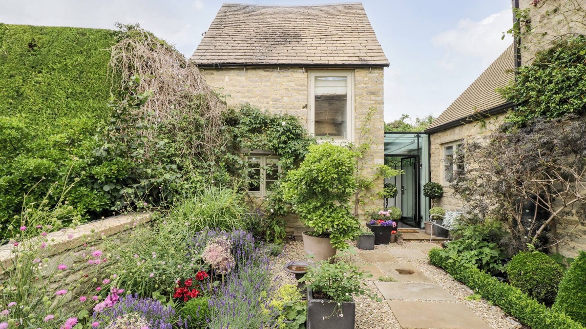 Witney Cottage | THE GRAIN STORE, romantic, character holiday cottage in Witney