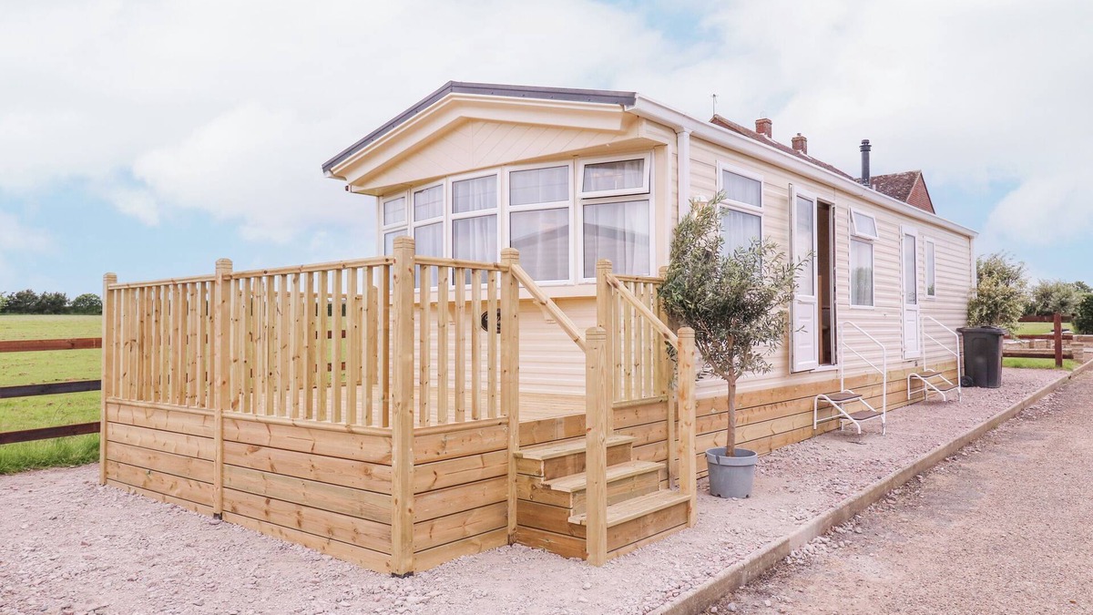Saint Osyth Cottage | THE GRANADA, pet friendly, with a garden in St. Osyth