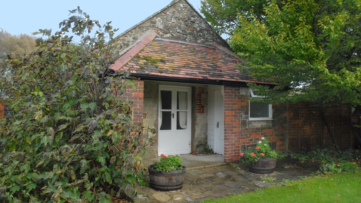 Godshill Cottage | The Granary at French Mill: charming cottage set in extensive garden with stream