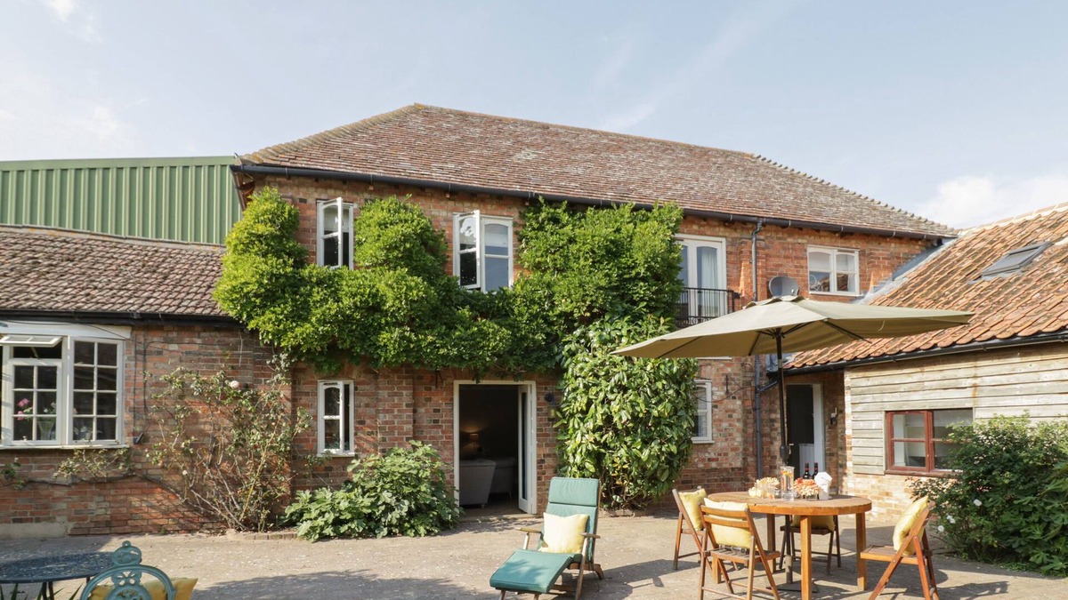 Bedford House | THE GRANARY, family friendly, with a garden in Roxhill Manor Farm