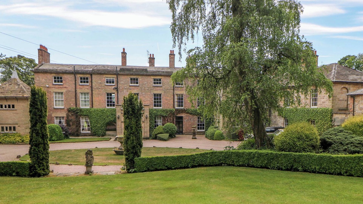 Hopton Cottage | THE GRANARY, family friendly, character holiday cottage in Hopton