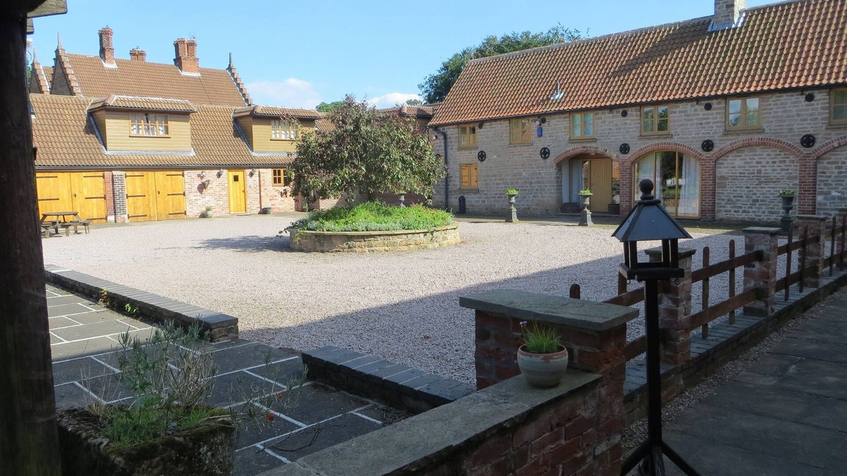 Newark upon Trent House | The Granary Cottage, 10 acres set within the gated grounds of Newstead Abbey.