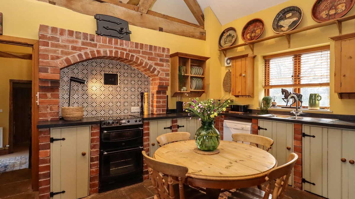 Eaton Mascott Cottage | The Granary