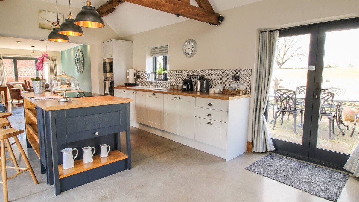Edgmond Cottage | THE GRANARY, pet friendly, with open fire in Edgmond, Shropshire