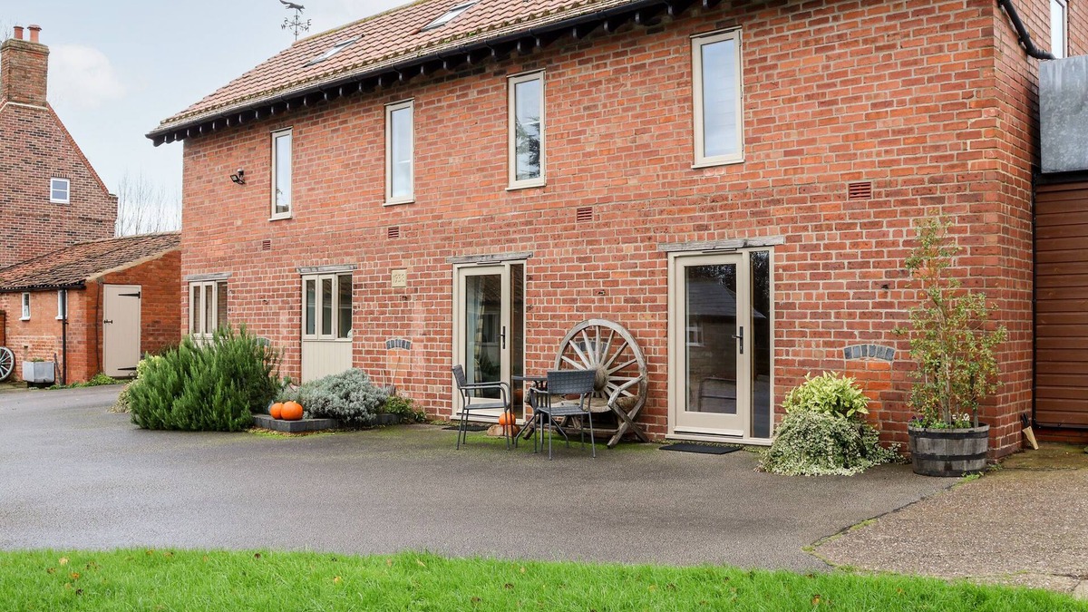 Askham Apartment | THE GRANARY, pet friendly, with a garden in Askham