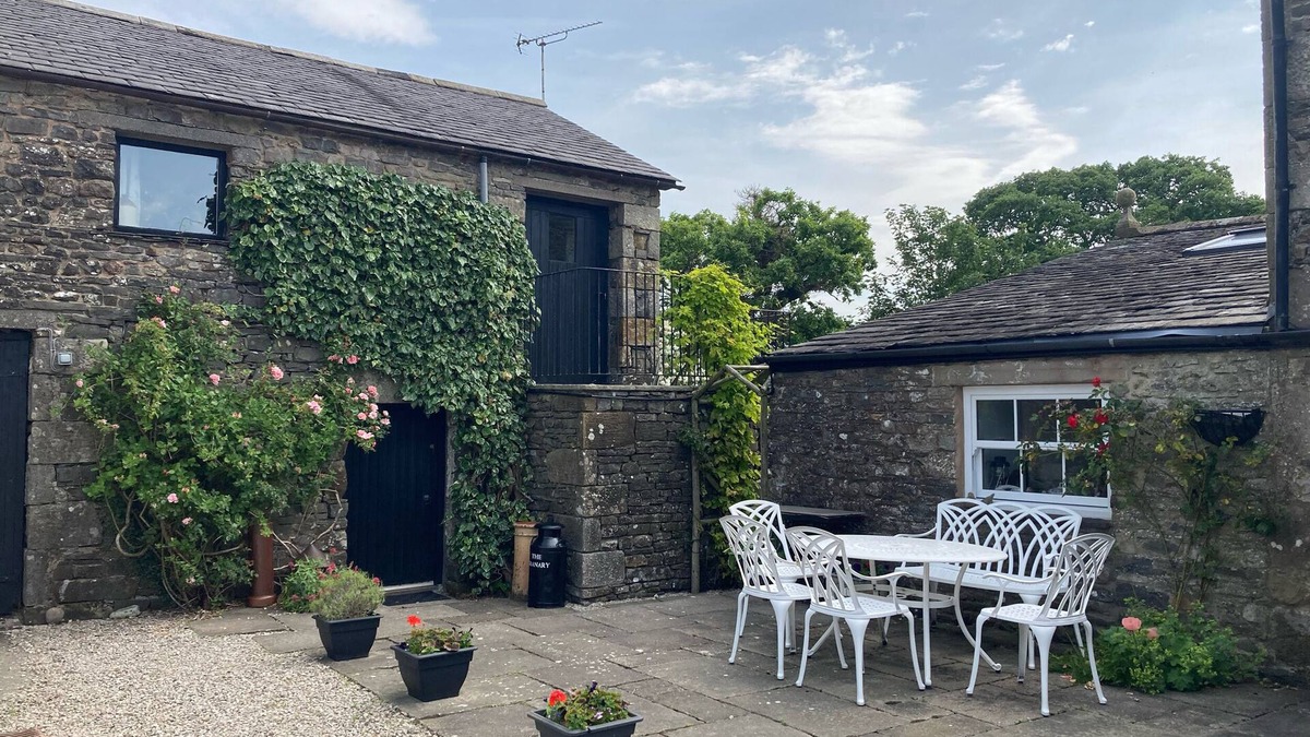 Carnforth Cottage | THE GRANARY, pet friendly, with a garden in Kirkby Lonsdale