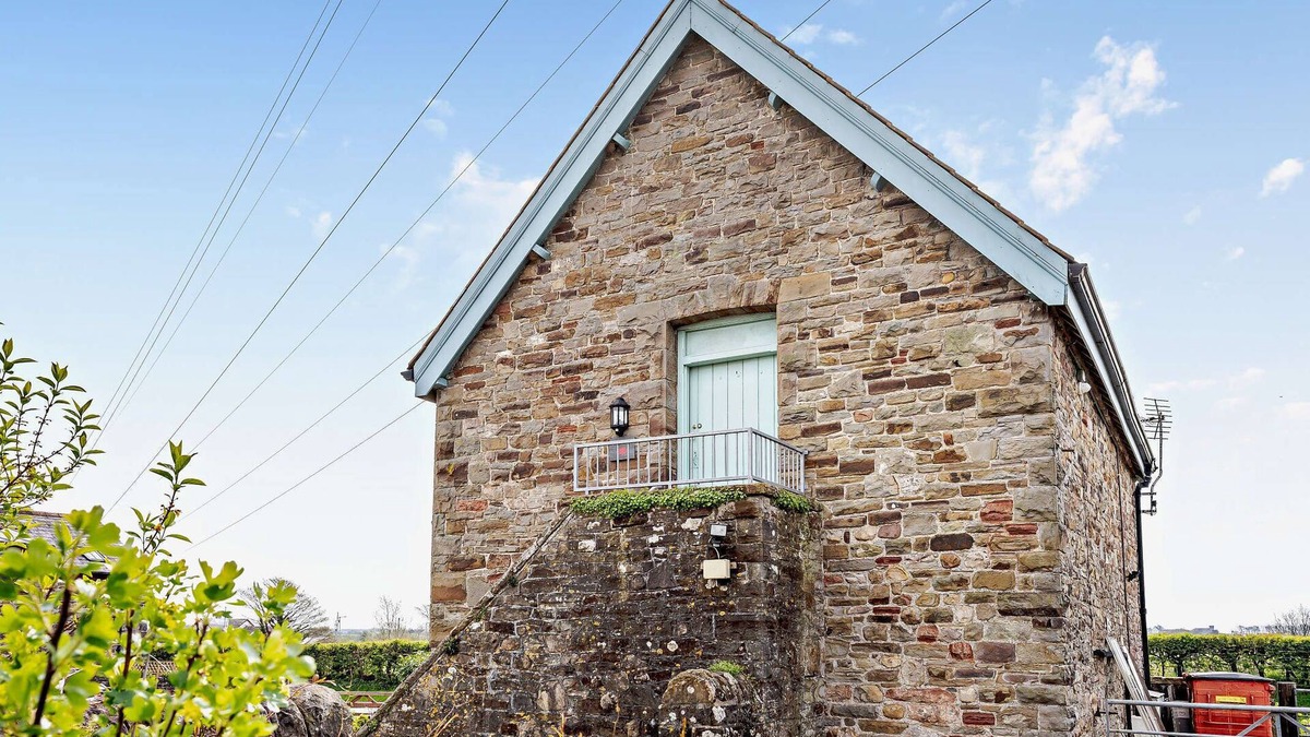 Port Talbot Apartment | The Granary - Tyn Cellar Barns