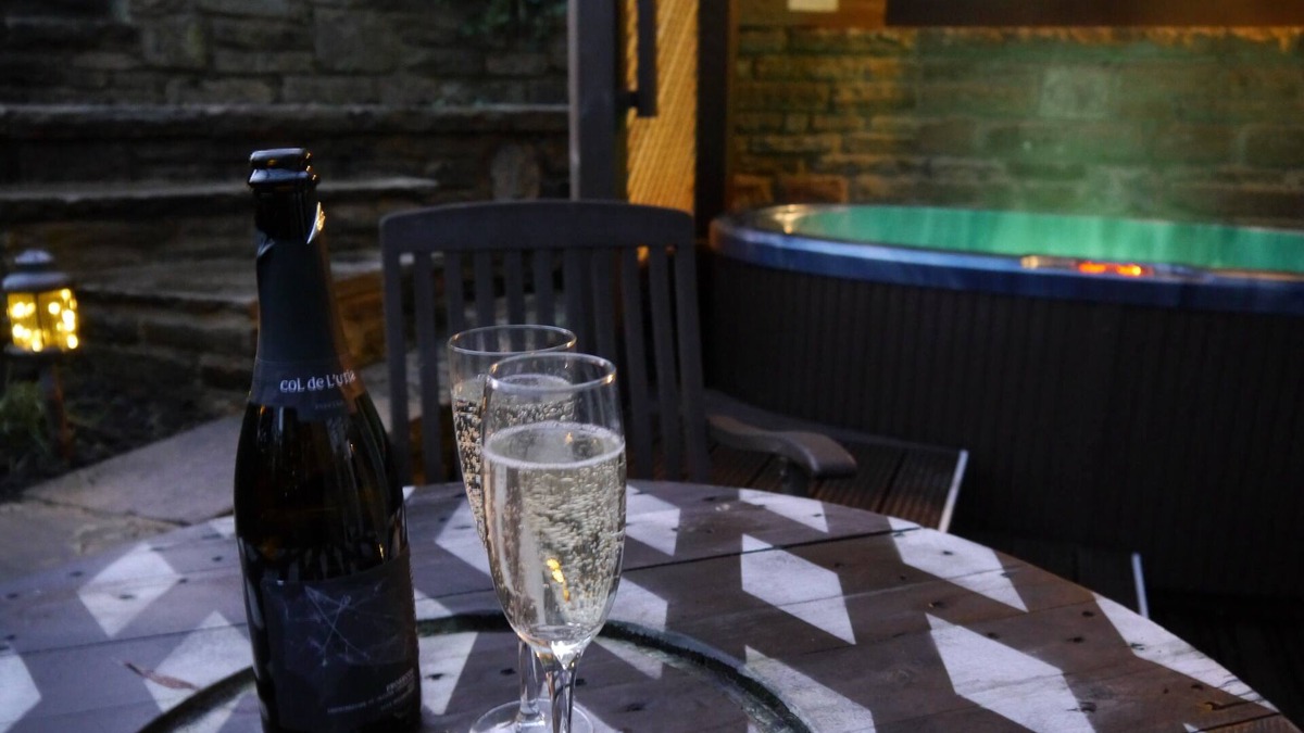 Carleton Apartment | The Granary with hot tub - 2 miles from Skipton