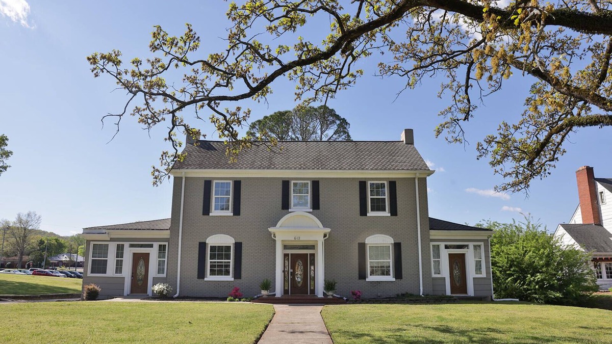 Anniston House | The Grand Colonial Manor on East 11th - 3 Kings!