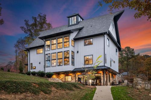 Mount Mourne House | The Grand on Greenbay-7 bedrooms Sleeps 21 Modern new build