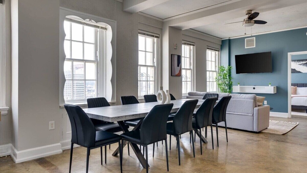 Civil Rights Historic District Apartment | The GRAND Suite | Free Parking | Sleeps 10 | DT |