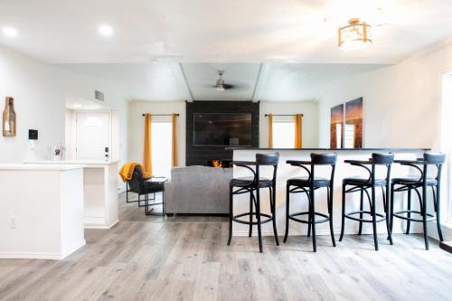 The Colony House | The GrandEscape 4 bed 1 story home Pet friendly with secure back yard