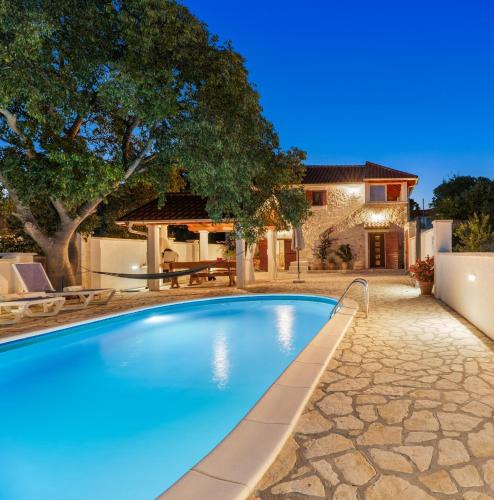 Stankovci Villa | The Grandfather's courtyard villa with heated pool