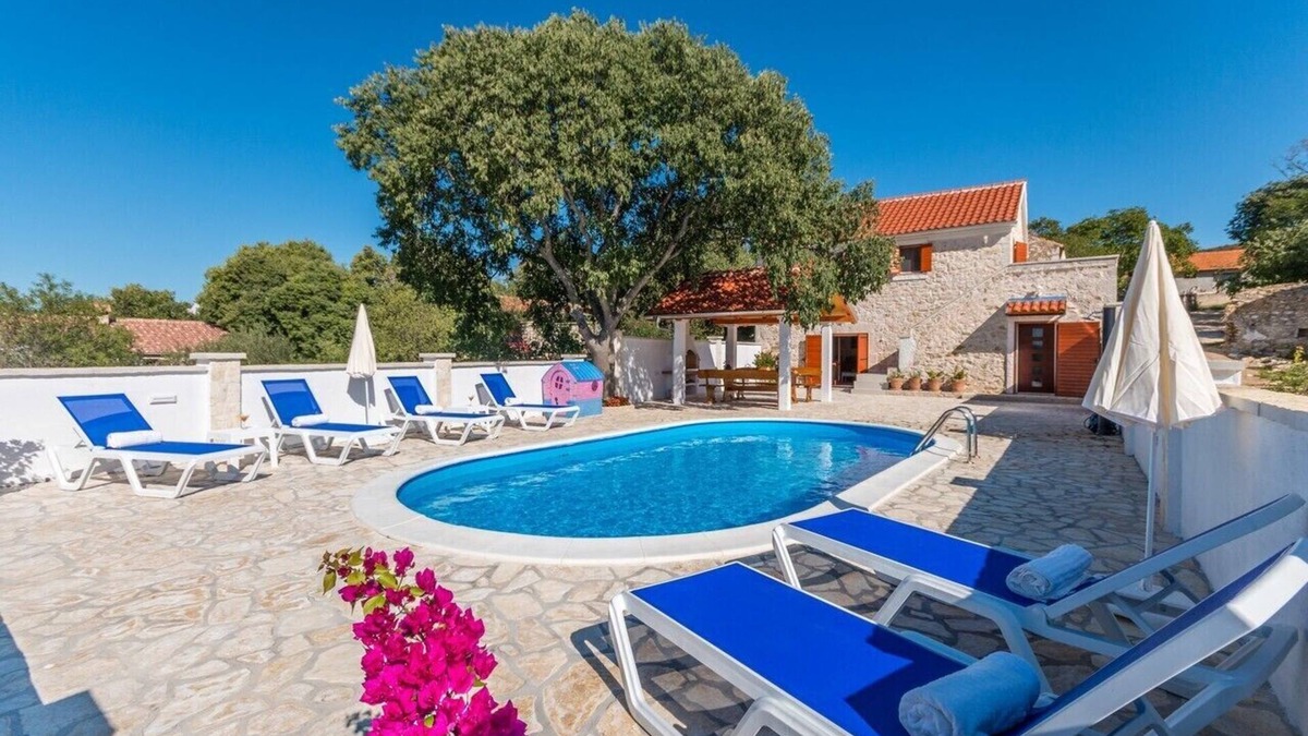 Stankovci Villa | The Grandfathers courtyard villa with heated pool
