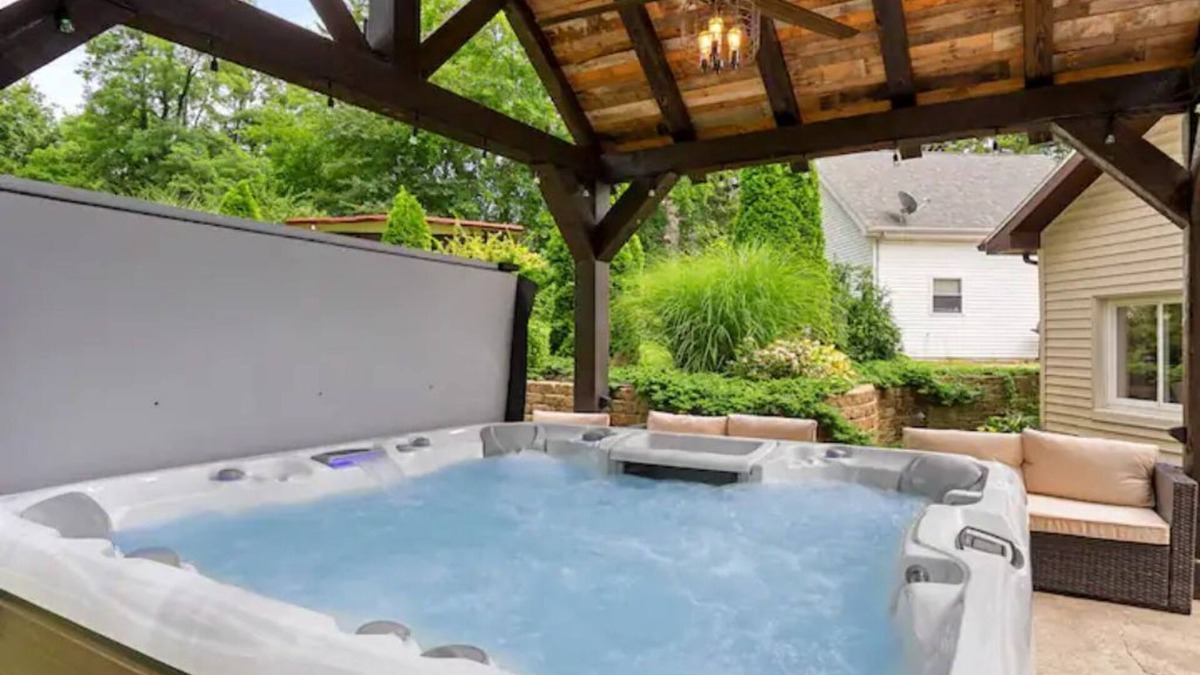 Peoria House | The Grandview Retreat. Elite 4 bedroom & Hot Tub