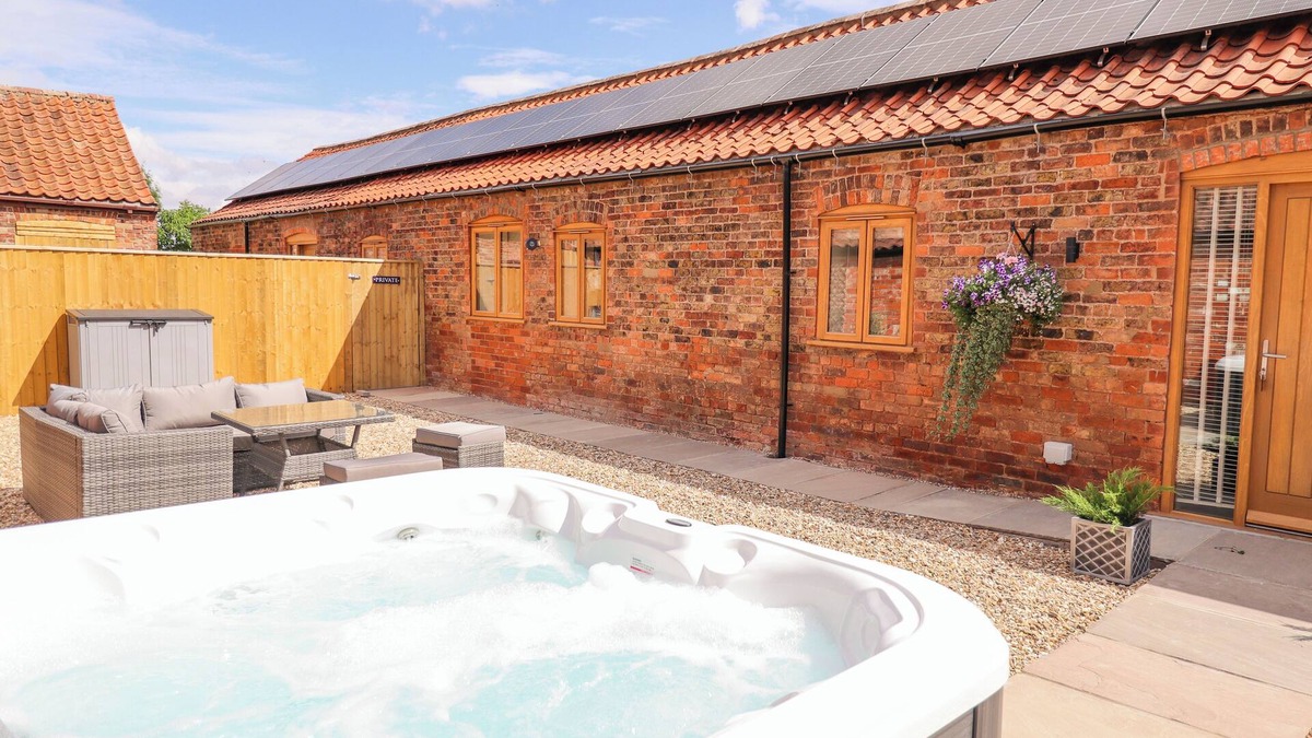 Ashby cum Fenby Cottage | THE GRANGE COTTAGE 1, family friendly, with hot tub in Waltham