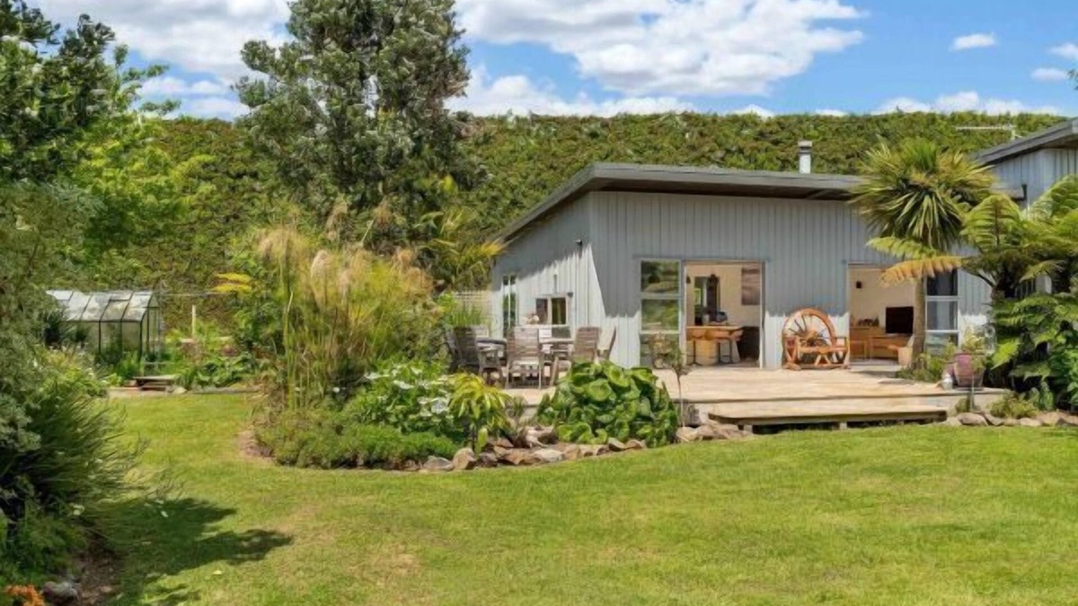 Whangamata House | The Grass is Greener Getaway
