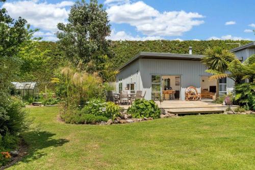 Whangamata House | The Grass is Greener Getaway - Private Hot Tub