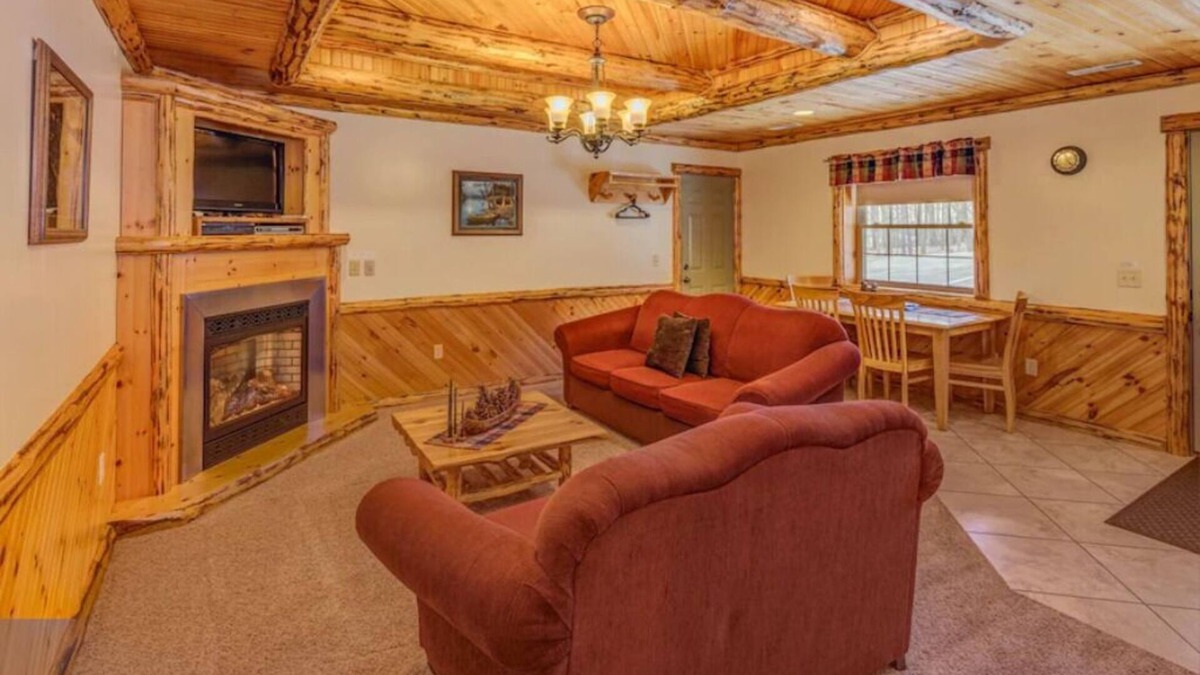 Dundee Cabin | The Great Outdoors Suite: Luxury Lodge Suite in Amish Country, Ohio.