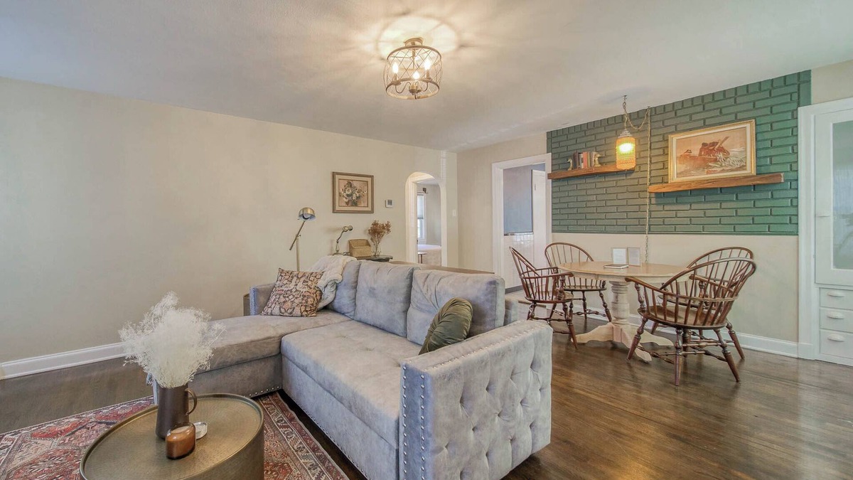 Rolla Cottage | The Green Acres Cottage - Charming 2 Bedroom near S&T and Acorn Trail in Rolla.