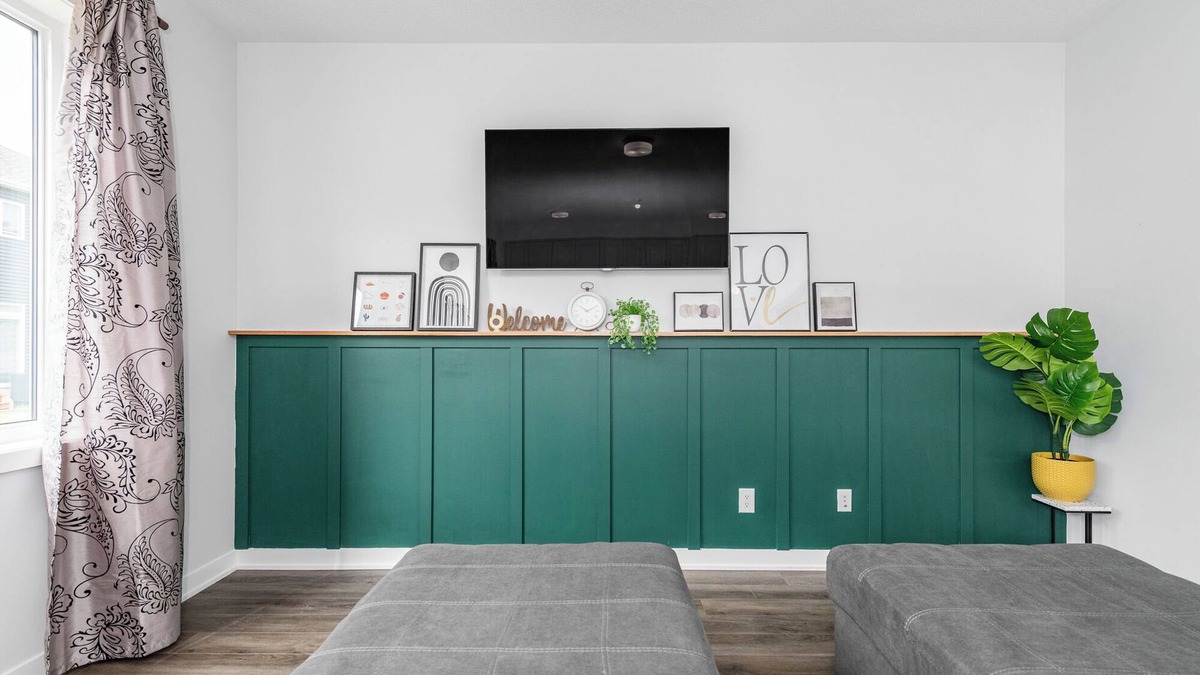 Ottawa Division House | The Green Bohemian: 3-bedroom furnished mid-term rental, 3mins to CanTire Centre
