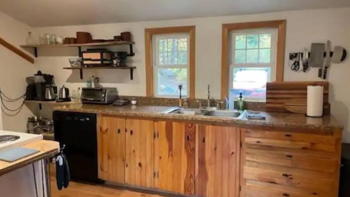 Stratton Cabin | The Green Cabin - 10 min from Sugarloaf, 30 min to Rangeley!