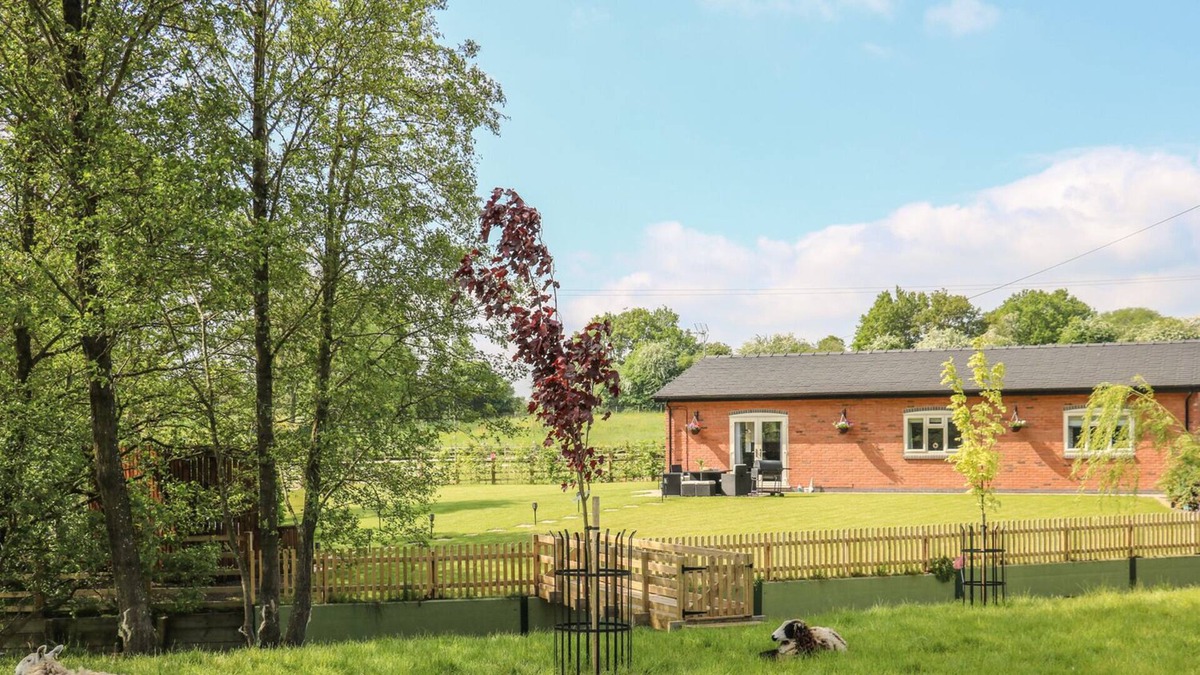 Bramshall House | THE GREEN, family friendly, luxury holiday cottage in Uttoxeter