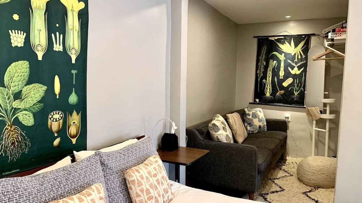 Marfa House | The Greenhouse : Cozy Adobe Casita for 2